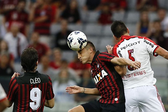 Zagueiro Gustavo espanta o perigo da área do Atlético diante do Flamengo | 