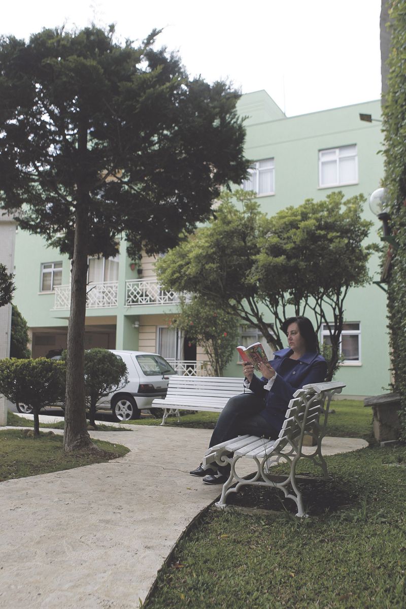 Elena Ramalho mora há 10 anos em um condomínio fechado em Santa Felicidade: tranquilidade e necessidades atendidas | Fotos: Jonathan Campos/ Gazeta do Povo