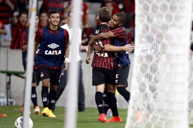 Bady comemora o gol com jogadores |