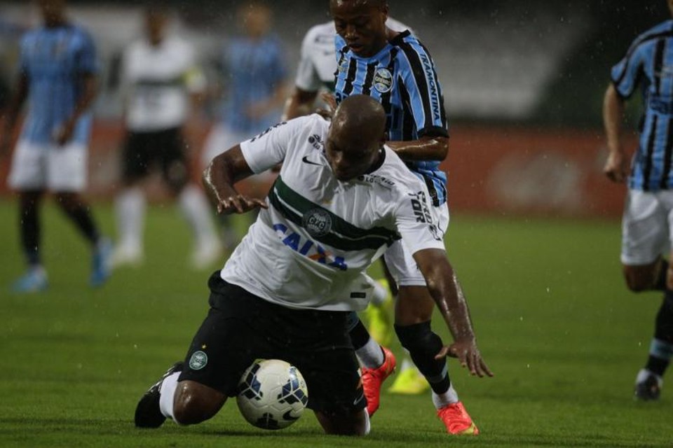 Luccas Claro sofre a falta em disputa de bola na partida do Coritiba contra o Grêmio | Daniel Castellano/Gazeta do Povo