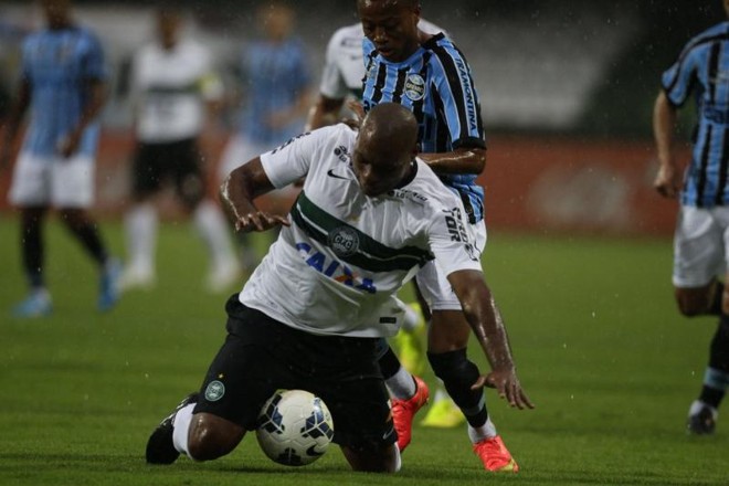 Luccas Claro sofre a falta em disputa de bola na partida do Coritiba contra o Grêmio |