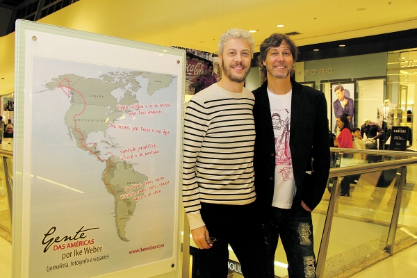O ator Guilherme Weber (à esq.) prestigiou na quarta-feira o coquetel de abertura da exposição fotográfica Gente das Américas, no ParkShoppingBarigüi. A mostra é resultante da expedição De Mochila pelas Américas feita por seu irmão, o jornalista Ike Weber | Gelson Pampi