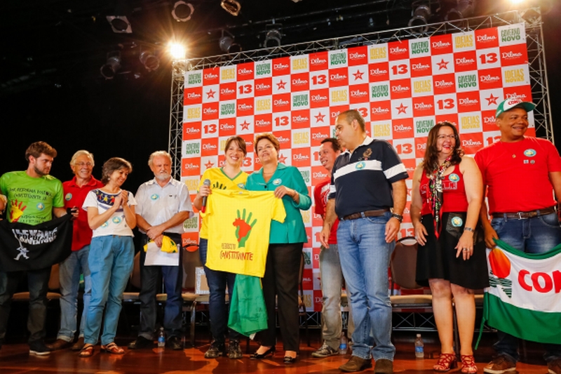 Dilma posa com a camiseta pró-Constituinte | Ichiro Guerra/ Divulgação