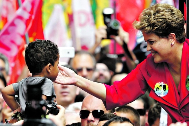 A presidente Dilma Rousseff durante a campanha nas ruas de Porto Alegre |