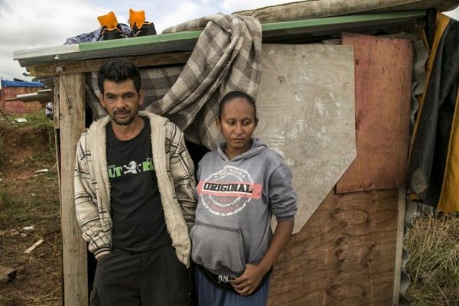 Noel Machado de Souza, 32 anos, e a companheira, Ariane dos Santos, 15 anos. A menina está grávida do primeiro filho do casal | 