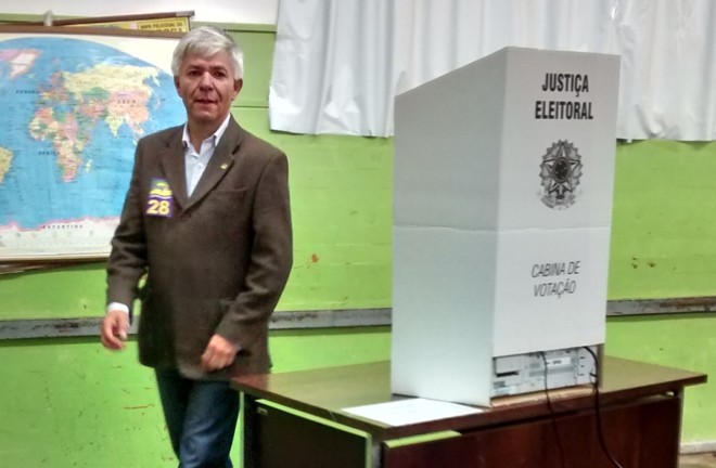 Geonísio Marinho, candidato ao governo estadual pelo PRTB,votou em Curitiba |