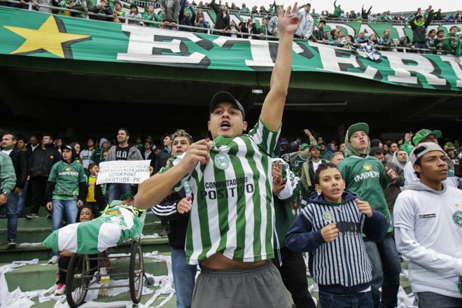 Torcedor do Coritiba comemora a vitória no clássico com o Atlético |