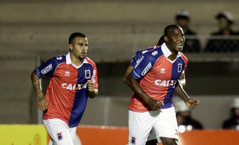Adaílton comemora o gol do Paraná contra a Portuguesa | Daniel Castellano / Gazeta do Povo