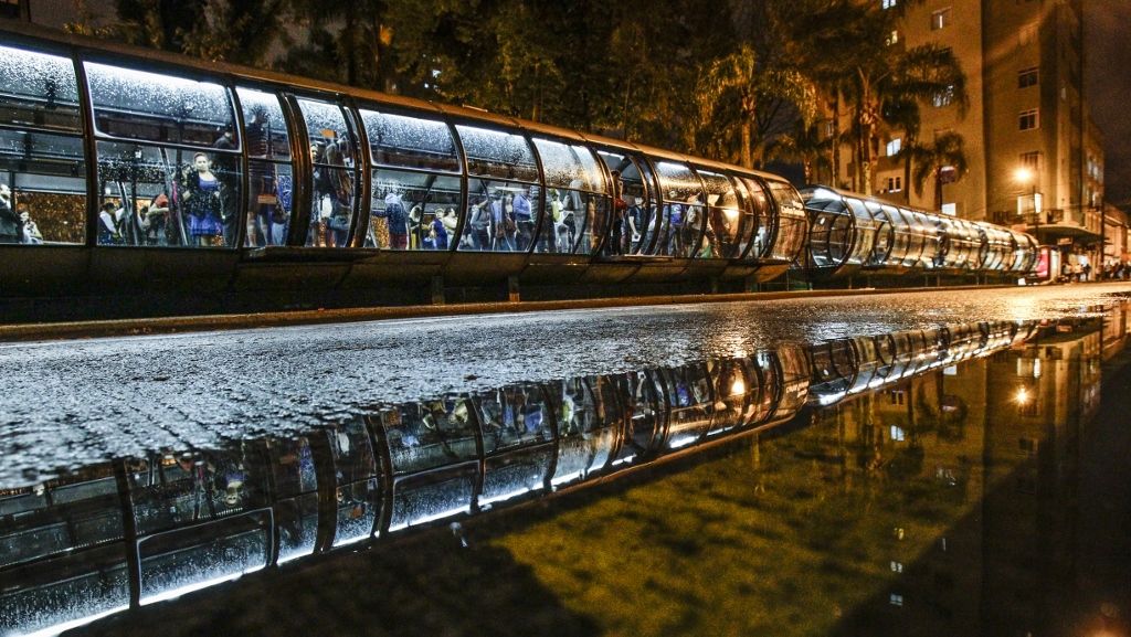 Estação-tubo na Praça Carlos Gomes, em Curitiba | Daniel Castellano/Agência de Notícias Gazeta do Povo