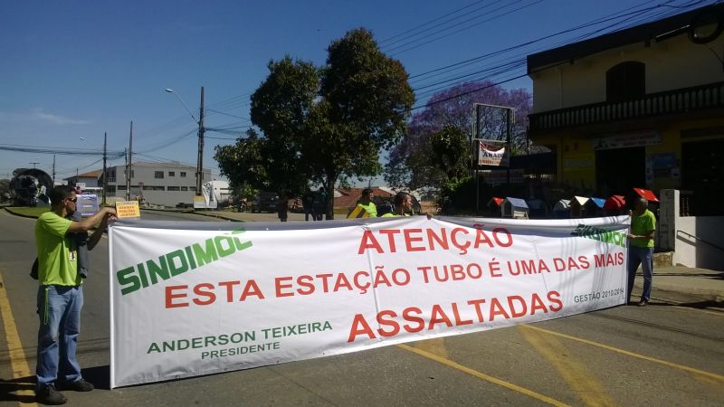 Protesto reúne cerca de vinte trabalhadores da área do transporte em Curitiba | Aniele Nascimento/ Agência de Notícias Gazeta do Povo
