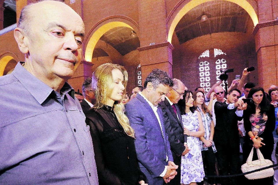 Aécio reza em Aparecida: agradecimento a Marina | Marcos Fernandes/ Divulgação