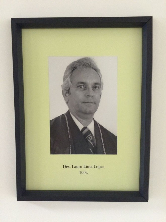 Des. Lauro Lima LopesIniciou sua carreira no estado como funcionário da Polícia Civil, passando, em caráter interino, ao cargo de promotor da justiça após formar-se em direito. Ingressou na magistratura como juiz substituto. Foi nomeado para o Tribunal de Alçada em 1978, onde foi eleito por unanimidade vice-presidente, tendo sido empossado no dia 3 de fevereiro de 1981. No dia 17 de fevereiro daquele ano foi designado, por antiguidade, para ocupar vaga de desembargador, assumindo o cargo em 16 de março. Foi vice-presidente da Associação dos Magistrados no biênio 1981/1982, tendo sido eleito em seguida como o seu presidente para o biênio 1983/1984. Eleito ainda vice-presidente da Associação dos Magistrados Brasileiros biênio 1984/1985. Designado como presidente e corregedor eleitoral em 1986 e, posteriormente, em 1987, presidente do Tribunal Regional Eleitoral. No ano de 1994 foi novamente eleito, agora como vice-presidente do Tribunal de Justiça do Paraná. Faleceu no dia 2 de dezembro de 1994. |