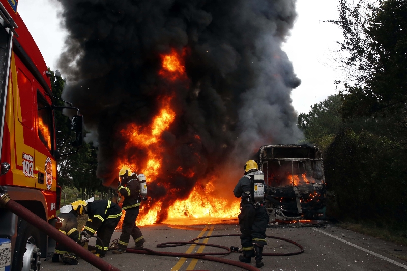 Treze ônibus foram queimados desde sexta-feira. Bases da PM também são alvos dos ataques | Guto Kuerte/ Folhapress