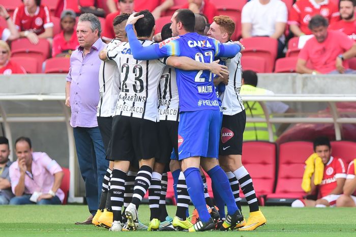 Jogadores do Corinthians comemoram gol diante do técnico do Inter, Abel Braga | Vinicius Costa / Folhapress
