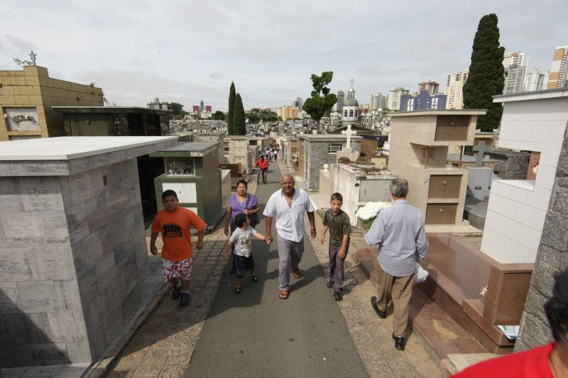 Familiares visitam cemitério do Água Verde durante feriado de Finados de 2013 | Ivonaldo Alexandre/Agência de Notícias Gazeta do Povo
