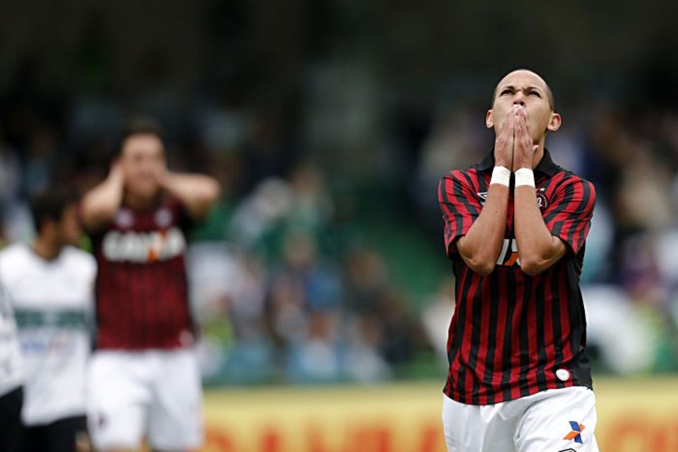 Marcos Guilherme lamenta gol perdido no clássico Atletiba: jogadores de defesa cobraram a falta de pontaria do Furacão | Albari Rosa / Gazeta do Povo