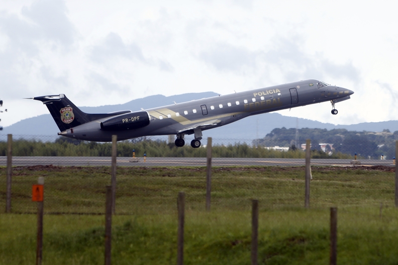 Avião da PF com Costa decola do Afonso Pena rumo ao Rio: delação permitiu a prisão domiciliar | Albari Rosa/ Gazeta do Povo