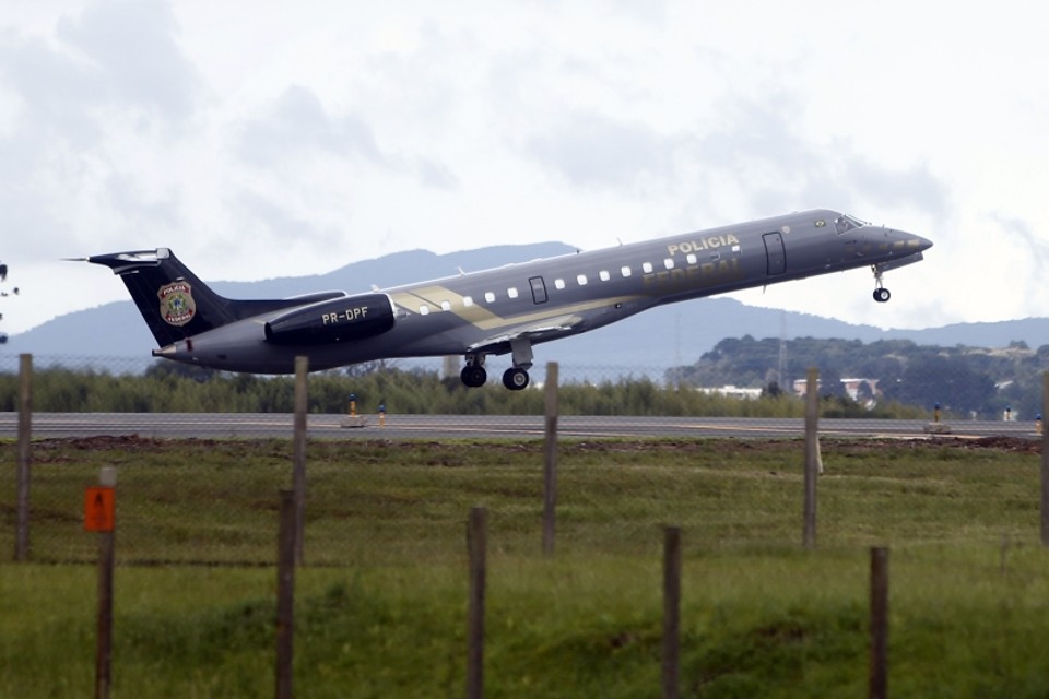 Avião da PF com Costa decola do Afonso Pena rumo ao Rio: delação permitiu a prisão domiciliar | Albari Rosa/ Gazeta do Povo