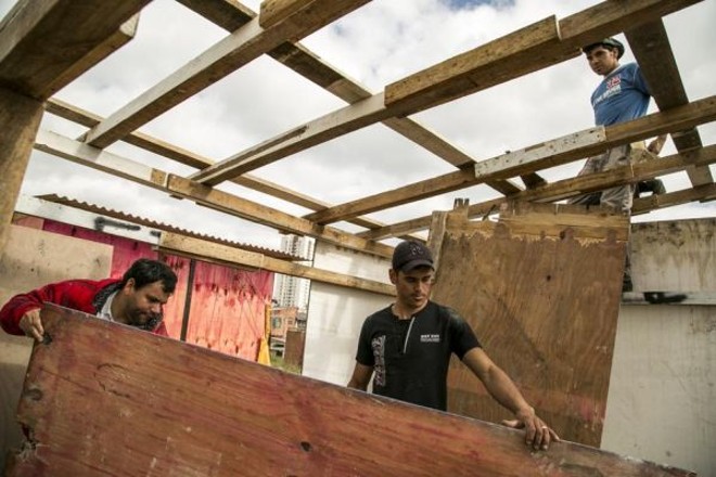Primos que vieram do sertão de Minas Gerais lidam na construção do barraco onde vão morar | 