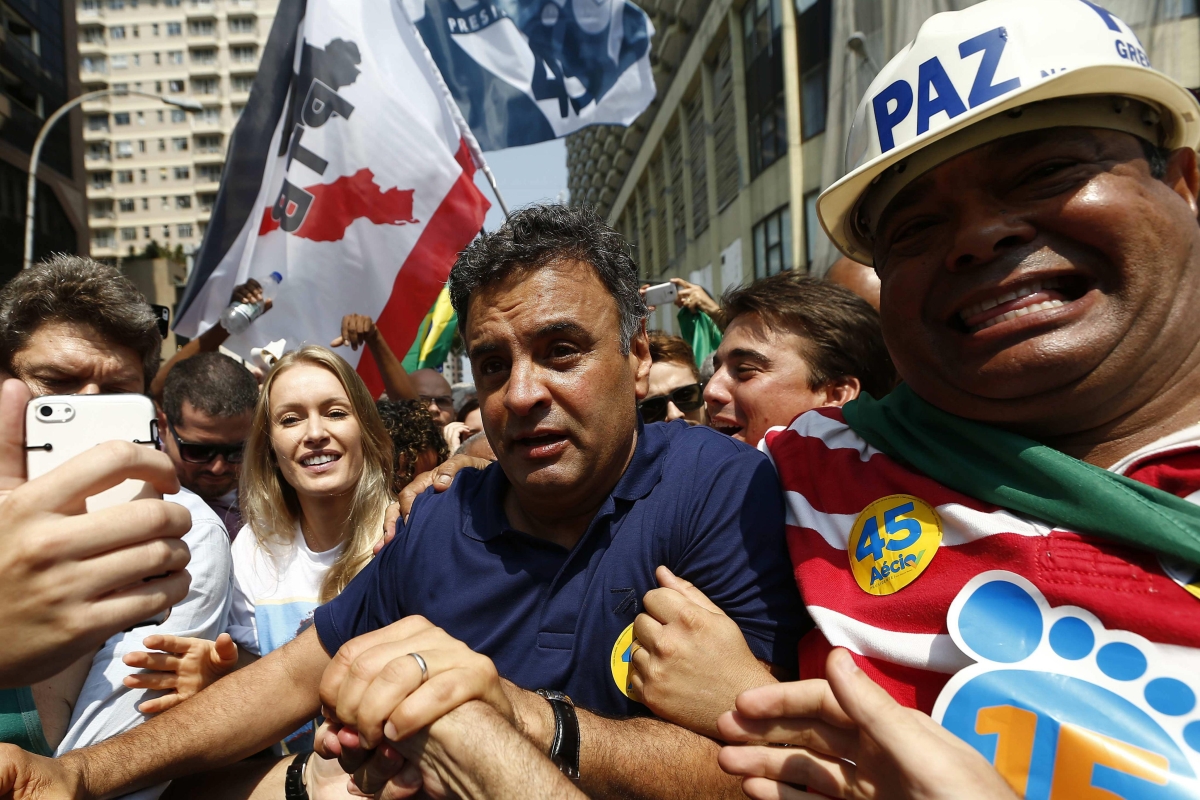 Aécio caminhou no meio da multidão neste domingo (19) no Rio de Janeiro | EFE/Marcelo Sayão