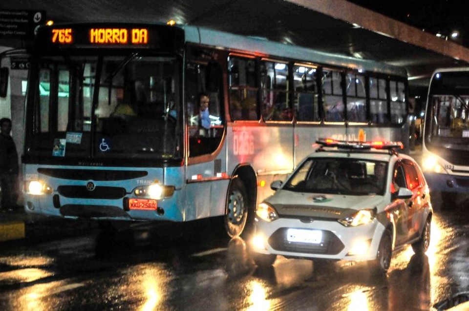 Policiais passaram a escoltar os ônibus em Florianópolis | Eduardo Valente/Folhapress