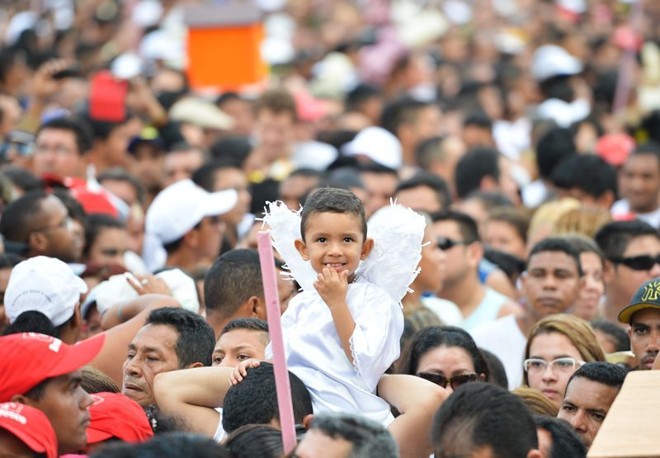 Garoto vai à procissão vestido de anjo | 