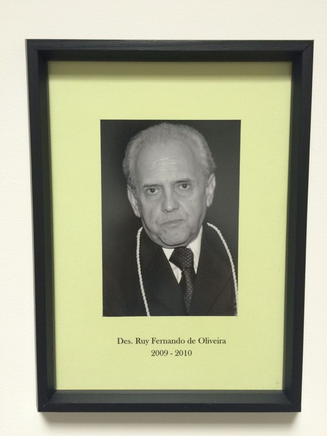 Des. Ruy Fernando de OliveiraEm novembro de 1966, após ser aprovado em concurso, exerceu o cargo de promotor de justiça substituto interino. No mesmo ano, por concurso, foi nomeado juiz substituto. Atuou, em 1980, como juiz auxiliar da Corregedoria da Justiça. A partir de 1984, lecionou Direito Tributário na Escola da Magistratura do Paraná, assumindo depois a função de coordenador do curso noturno da mesma escola, onde também lecionou deontologia do magistrado. Em 1988, foi nomeado diretor da Escola da Magistratura. Em junho de 1990 foi nomeado juiz do Tribunal de Alçada; em 1998, presidente da Associação dos Magistrados do Paraná. Em junho de 1999 foi promovido ao cargo de desembargador do TJ-PR. Em dezembro de 2008 foi eleito 1.º vice-presidente do TJ-PR para o biênio 2009/2010, cargo no qual permaneceu até sua aposentadoria em agosto de 2010. |