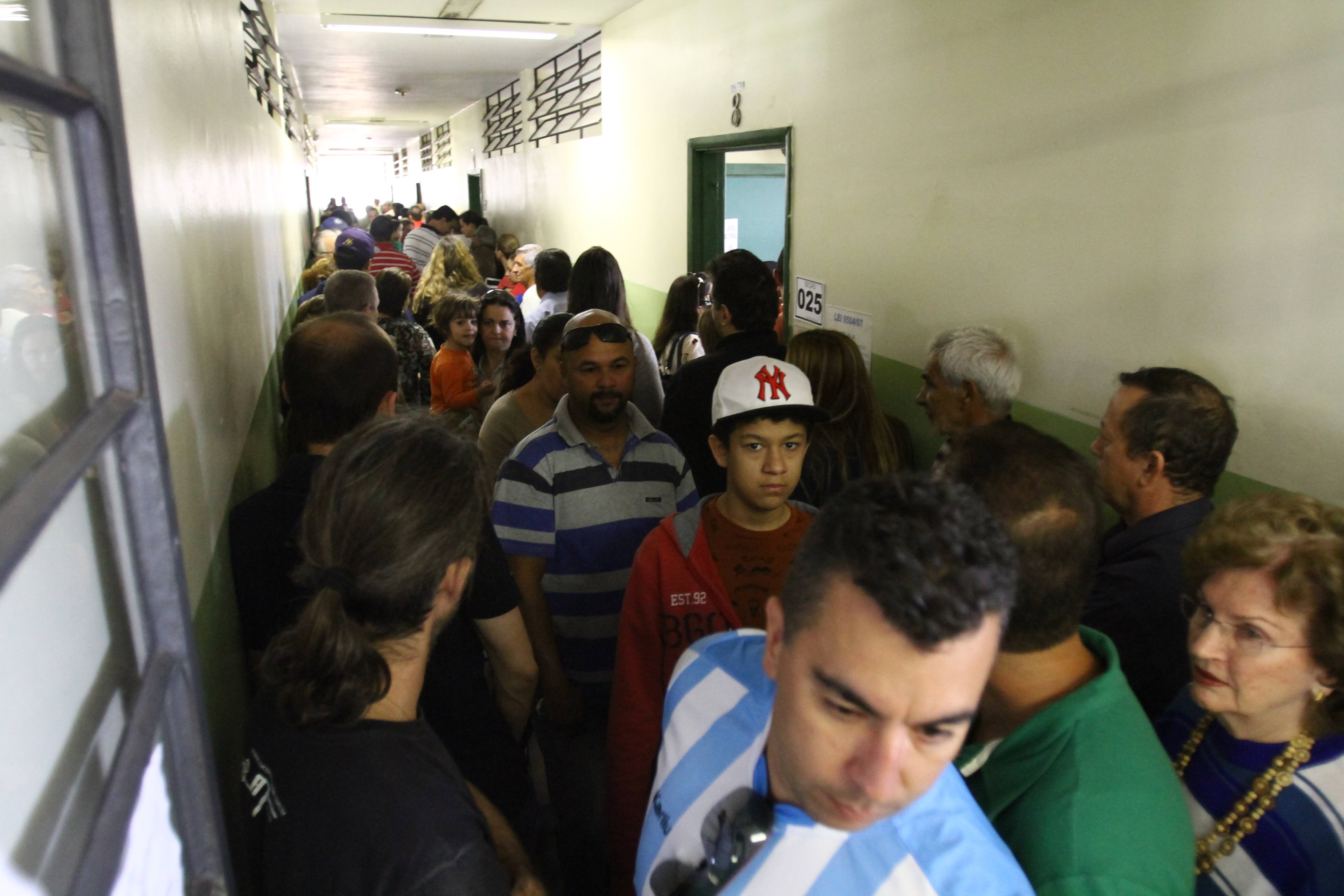 Tempo de espera na Escola Nossa Senhora de Lourdes passou de uma hora | Gilberto Abelha/JL