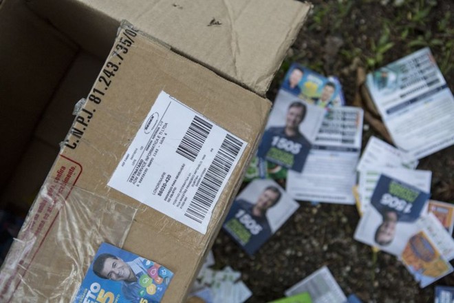 No detalhe, caixa que continha santinhos e foi abandonada na rua | 