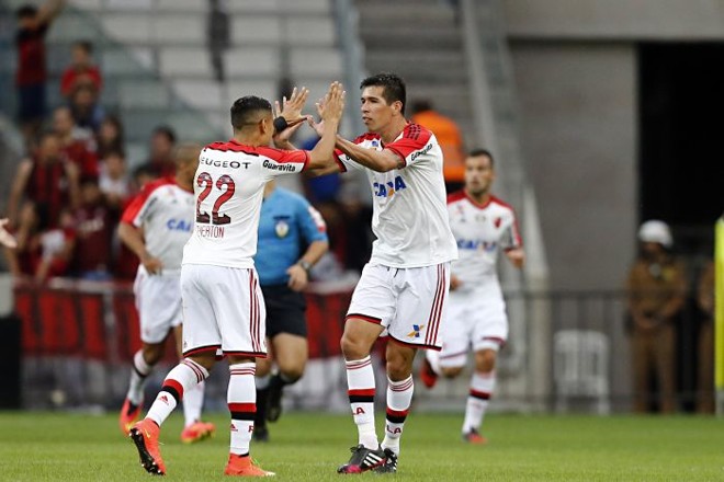 Éverton comemora com Cáceres gol do Flamengo diante do Atlético | 