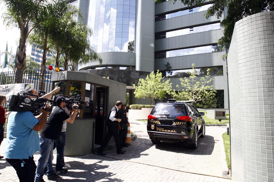 O ex-diretor da Petrobras, Paulo Roberto Costa, chega à sede da Justiça Federal em Curitiba nessa quarta-feira (8) para depor sobre irregularidades na Petrobras | André Rodrigues / Agência de Notícias Gazeta do Povo