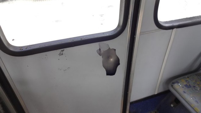 Ônibus biarticulado depredado perto do Passeio Público antes do Atletiba de sábado | 