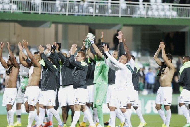 Jogadores do Coritiba foram comemorar com a torcida a vitória sobre o Botagos |