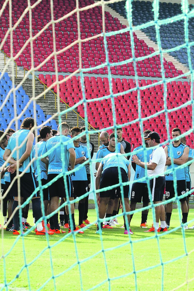 Cláudio Tencati, desde 2011 no Londrina, conversa com o time antes da partida com a Anapolina | Roberto Custódio/ Jornal de Londrina