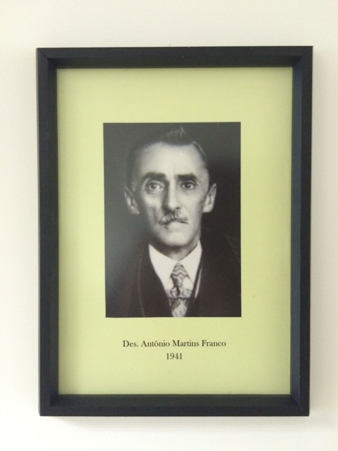 Des. Antonio Martins FrancoEm 1910, foi nomeado promotor público. Ocupou a função de oficial de gabinete dos presidentes da província do Paraná, Carlos de Carvalho e de Affonso Camargo. Um dos fundadores da Universidade do Paraná, lecionou na instituição entre 1914 e 1952. Em 1914, foi aprovado em concurso para juiz. Foi nomeado desembargador em novembro de 1926. Nomeado procurador em 1929, foi eleito, dois anos mais tarde presidente do Superior Tribunal de Justiça, órgão equivalente ao atual Tribunal de Justiça, e ao fim da gestão, foi eleito presidente do Tribunal Regional Eleitoral, no ano de 1933. Exerceu o cargo de vice-presidente do Tribunal de Justiça na gestão do Des. Clotário Portugal (1933/1946), no ano de 1941. Faleceu em setembro de 1968. |