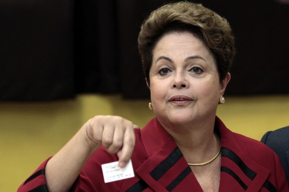Presidente Dilma Rousseff mostra comprovante de votação, na manhã deste domingo (5), em Porto Alegre | EFE/Neco Varella