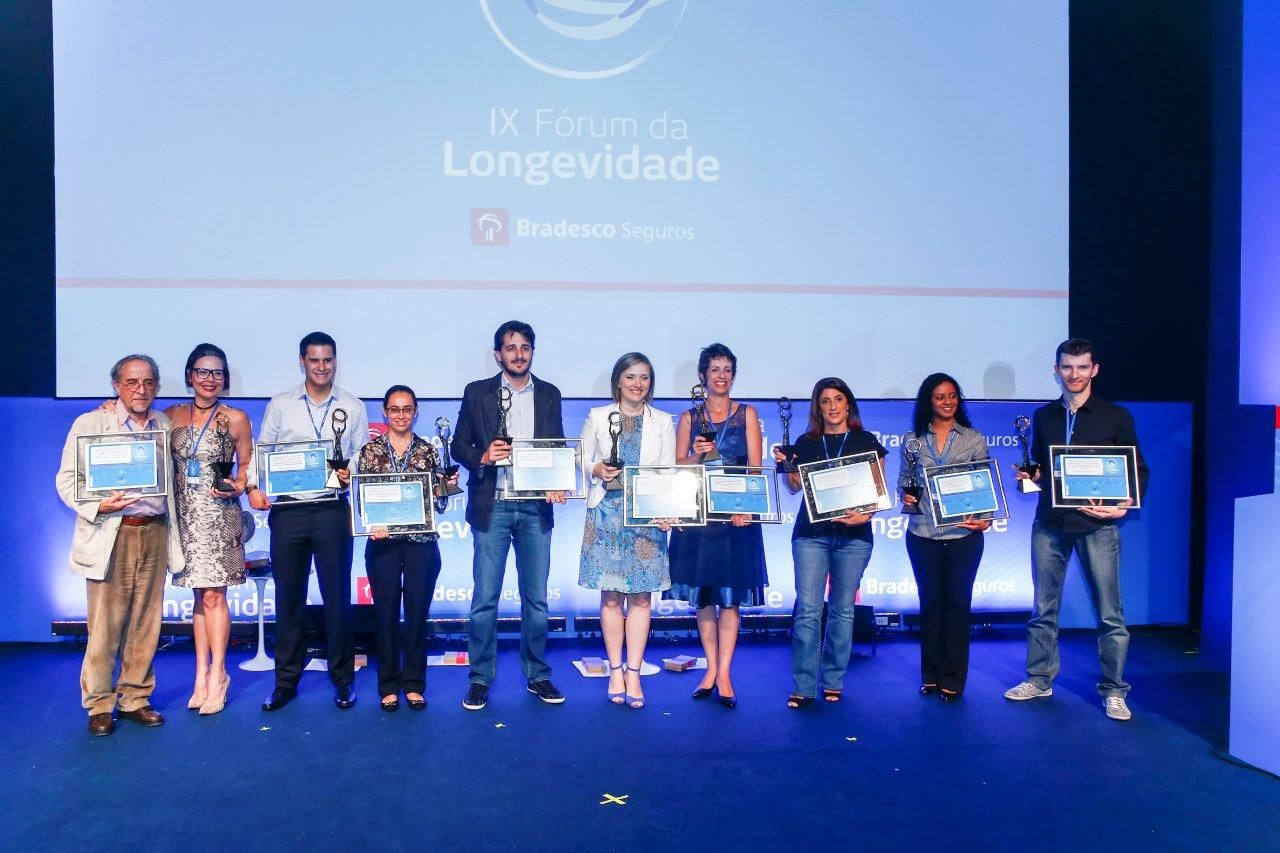 Vencedores dos Prêmios Longevidade Bradesco Seguros 2014. Fernando Jasper (à direita) ganhou o primeiro lugar com a série O Brasil Envelhece | divulgação