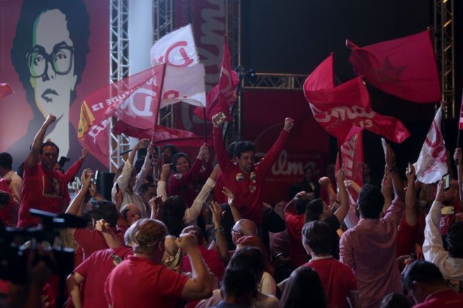 Petistas comemoram resultado das eleições para presidente | 