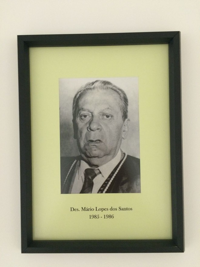 Des. Mário Lopes dos SantosIniciou sua carreira profissional na advocacia, sendo diretor geral do Tribunal Regional Eleitoral. Participou do colegiado do Tribunal Regional Eleitoral como juiz substituto em 1954. Em 1964 voltou ao mesmo colegiado na categoria de juiz titular. Em 20 de novembro 1978, foi nomeado desembargador do Tribunal de Justiça do Paraná, onde exerceu a vice-presidência no biênio 1985/86 e presidente da corte no biênio 1987/88. Foi eleito presidente, vice-presidente e corregedor do Tribunal Regional Eleitoral em setembro de 1980 até 1981. Aposentou-se em 21 de fevereiro de 1989. Faleceu no dia 8 de abril de 2000. |