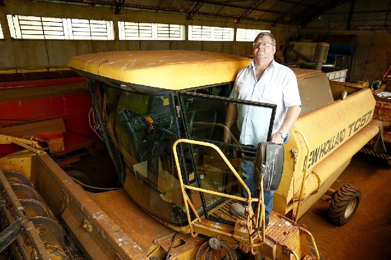 Com queda nos preços da soja, o produtor Walter Rubens Von Borstel, deToledo (Oeste do Paraná), adiou os planos de comprar nova colheitadeira e decidiu continuar com maquinário antigo | Hugo Harada/ Gazeta Do Povo