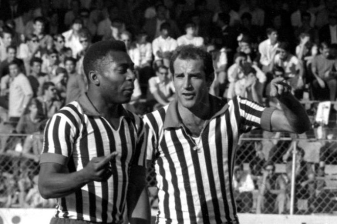 Pelé conversa com Gérson no gramado do Belford Duarte antes do amistoso do Brasil com a seleção paranaense em 1968 | 