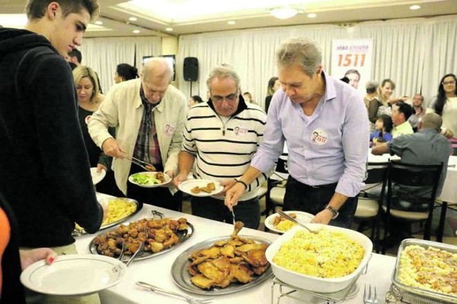 O empresário e banqueiro Joel Malucelli (à dir.) no jantar de apoio à candidatura à reeleição de seu genro, o deputado federal João Arruda, no restaurante Dom Antonio |