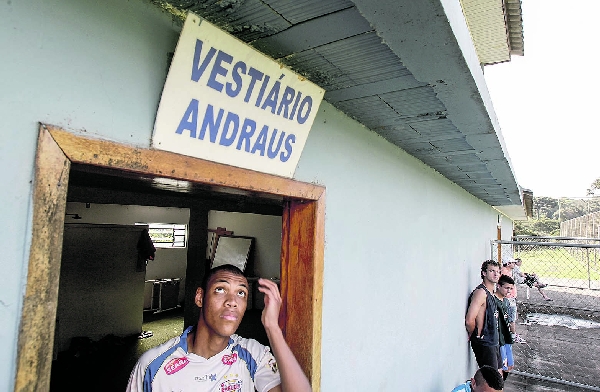 O campo principal do CT do Andraus tem vestiário e até arquibancada, mas recebe apenas jogos de divisões de base | Daniel Castellano/ Gazeta do Povo