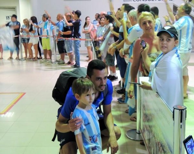 Torcida do Londrina foi recepcionar o time no aeroporto após vitória sobre a Anapolina |
