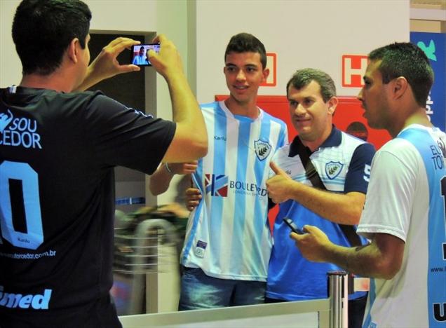 Torcedor tira foto com o técnico Claudio Tencatti no aeroporto: Londrina está confiante no acesso à Série C | Divulgação Sm Sports