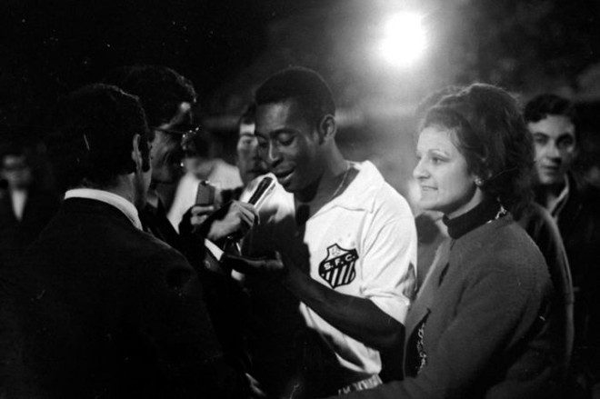 Pelé dá entrevista à jornalista Sônia Nasser antes da vitória do Santos por 2 a 0 sobre o Atlético em 16 de setembro de 1973 | 
