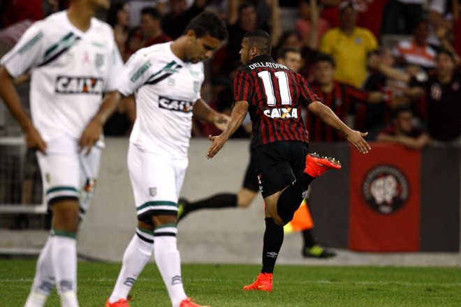 Dellatorre comemora o segundo gol da partida |