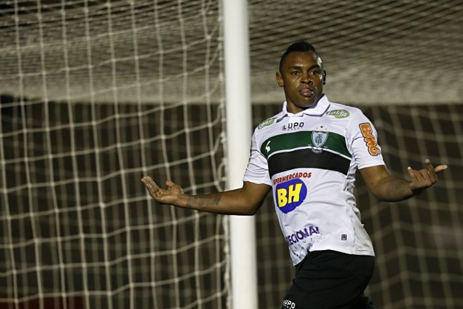 Obina comemora o gol de empate do América-MG diante do Paraná |