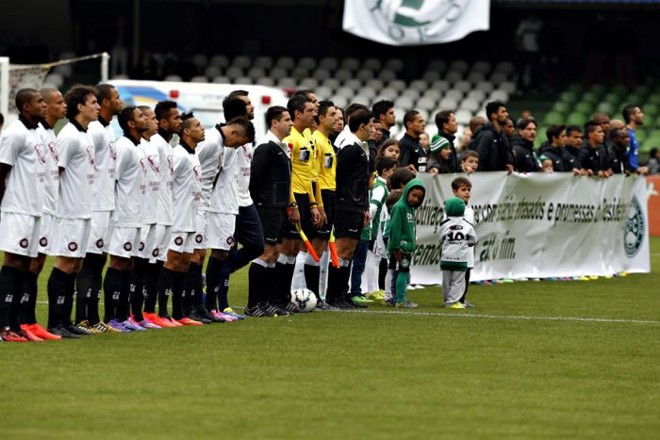 Atlético e Coritiba perfilados antes do clássico. Jogadores do Coxa com a faixa de protesto pelos salários atrasados |