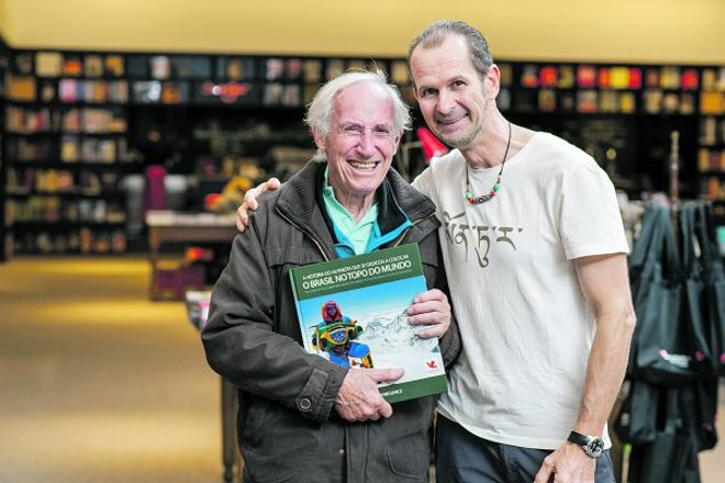 O veterano montanhista Henrique Schmidlin, o Vitamina (à esq.), prestigiou o lançamento do livroO Brasil no Topo do Mundo, do alpinista Waldemar Niclevicz, na Livraria da Vila |